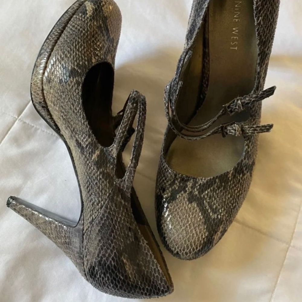 Gray snake skin print heel